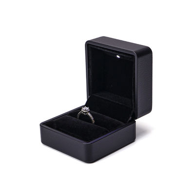 Χάνχονγκ Custom Ring Box με ελαφρύ 6.5*6.5*4.5cm Μέγεθος Μαύρο δέρμα και βελούδο υλικό
