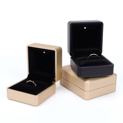 Χάνχονγκ Custom Ring Box με ελαφρύ 6.5*6.5*4.5cm Μέγεθος Μαύρο δέρμα και βελούδο υλικό