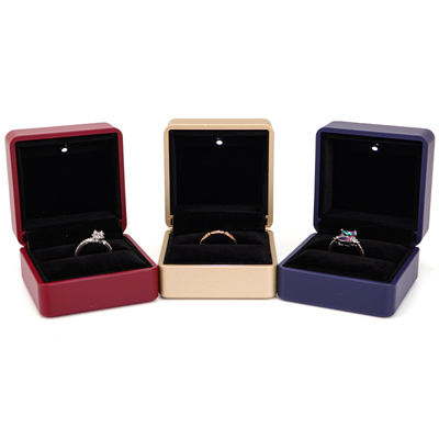 Χάνχονγκ Custom Ring Box με ελαφρύ 6.5*6.5*4.5cm Μέγεθος Μαύρο δέρμα και βελούδο υλικό