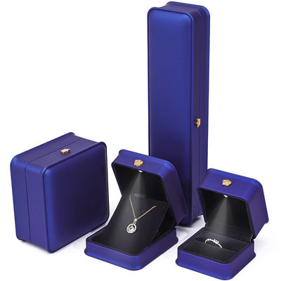 Αγορά Glossy Dark Blue Sleek Faux Leather LED Jewelry Box for Luxury Storage Display (Μεγάλο λαμπερό μπλε κομψό δερμάτινο LED κοσμηματοφυλάκιο) online manufacture
