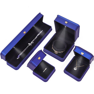 Glossy Dark Blue Sleek Faux Leather LED Jewelry Box for Luxury Storage Display (Μεγάλο λαμπερό μπλε κομψό δερμάτινο LED κοσμηματοφυλάκιο)