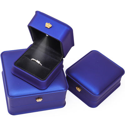 Glossy Dark Blue Sleek Faux Leather LED Jewelry Box for Luxury Storage Display (Μεγάλο λαμπερό μπλε κομψό δερμάτινο LED κοσμηματοφυλάκιο)
