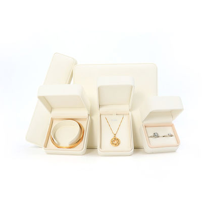 OEM ODM Χειροποίητο Τετράγωνο Λευκό Δερμάτινο Κουτί Κοσμημάτων Για Συσκευασία Κολιέ Βραχιολιών Σκουλαρικιών Δαχτυλιδιών