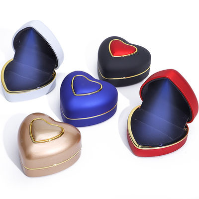 Προσαρμοσμένη περίπτωση οθόνης αποθήκευσης κοσμημάτων Φως LED περιλαμβάνεται για δαχτυλίδια και βραχιόλια